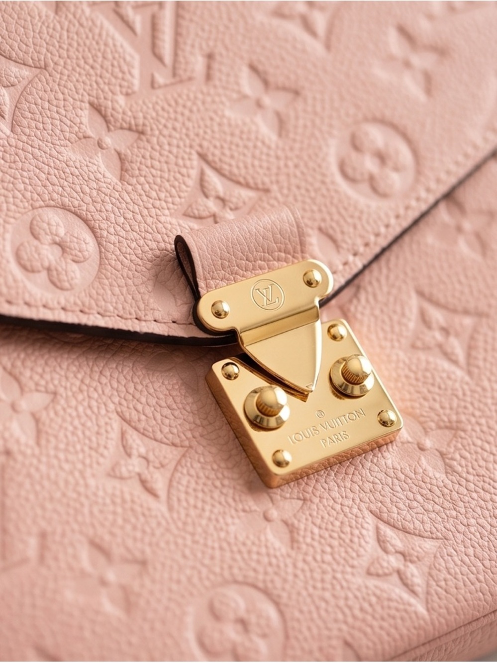 LOUIS VUITTON
Empreinte Pochette Metis Rose Poudre - Picture 4 of 16